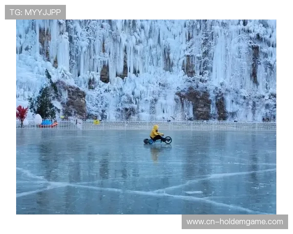 金水湖景区冰雪节冰瀑景观吸引摄影爱好者